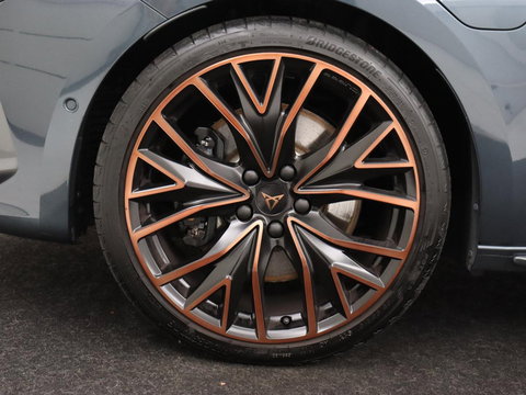 CUPRA Leon 1.4 eHybrid VZ | SOH 93,4% | Stoelverwarming | Trekhaak | Adaptive cruise | Carplay | Navigatie | Sfeerverlichting | Stuurverwarming | 19'' | Parkeerhulp | Climate control | Half leder | Sportstoelen | PHEV | Plug In