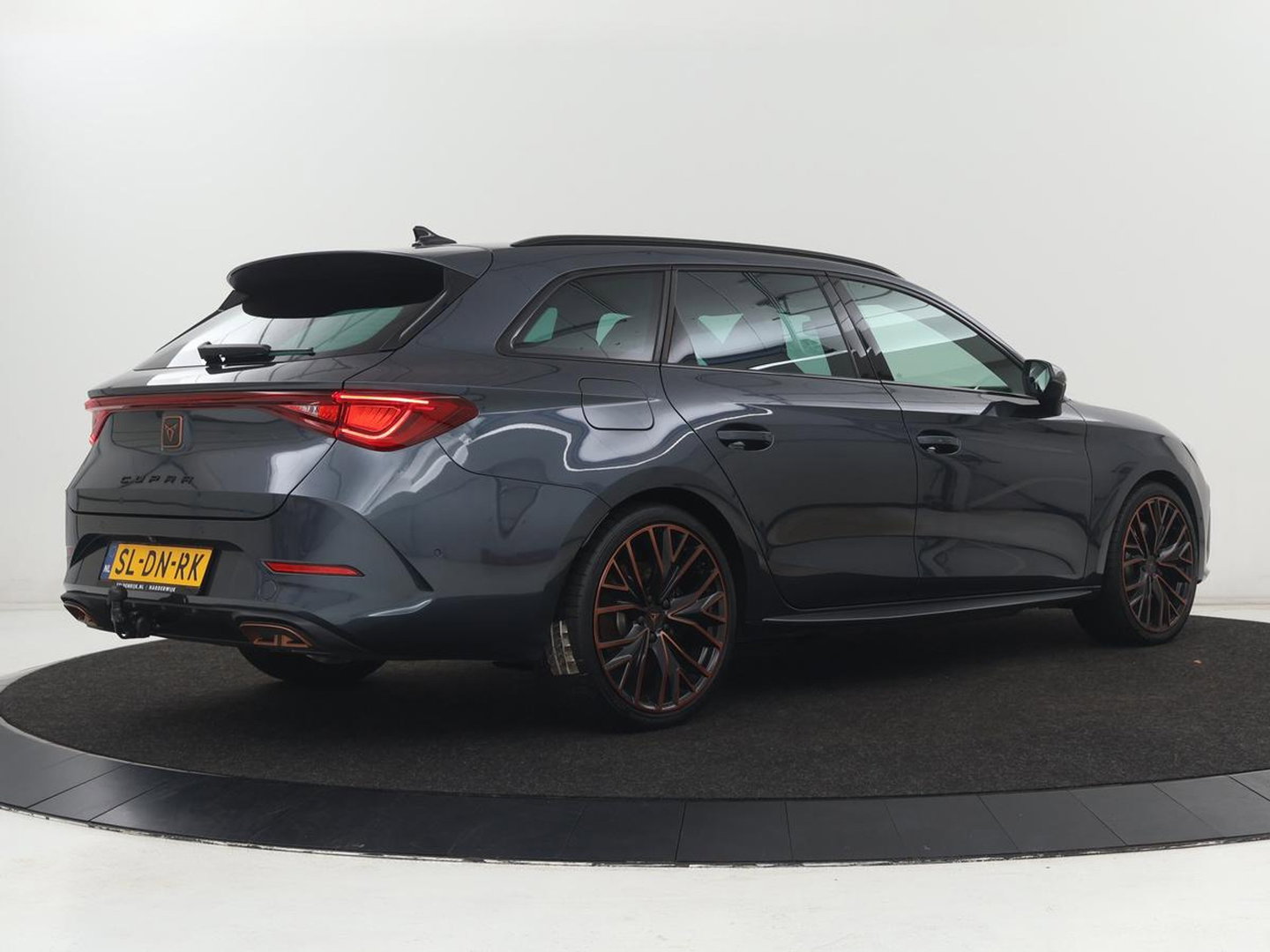 CUPRA Leon 1.4 eHybrid VZ | SOH 93,4% | Stoelverwarming | Trekhaak | Adaptive cruise | Carplay | Navigatie | Sfeerverlichting | Stuurverwarming | 19'' | Parkeerhulp | Climate control | Half leder | Sportstoelen | PHEV | Plug In