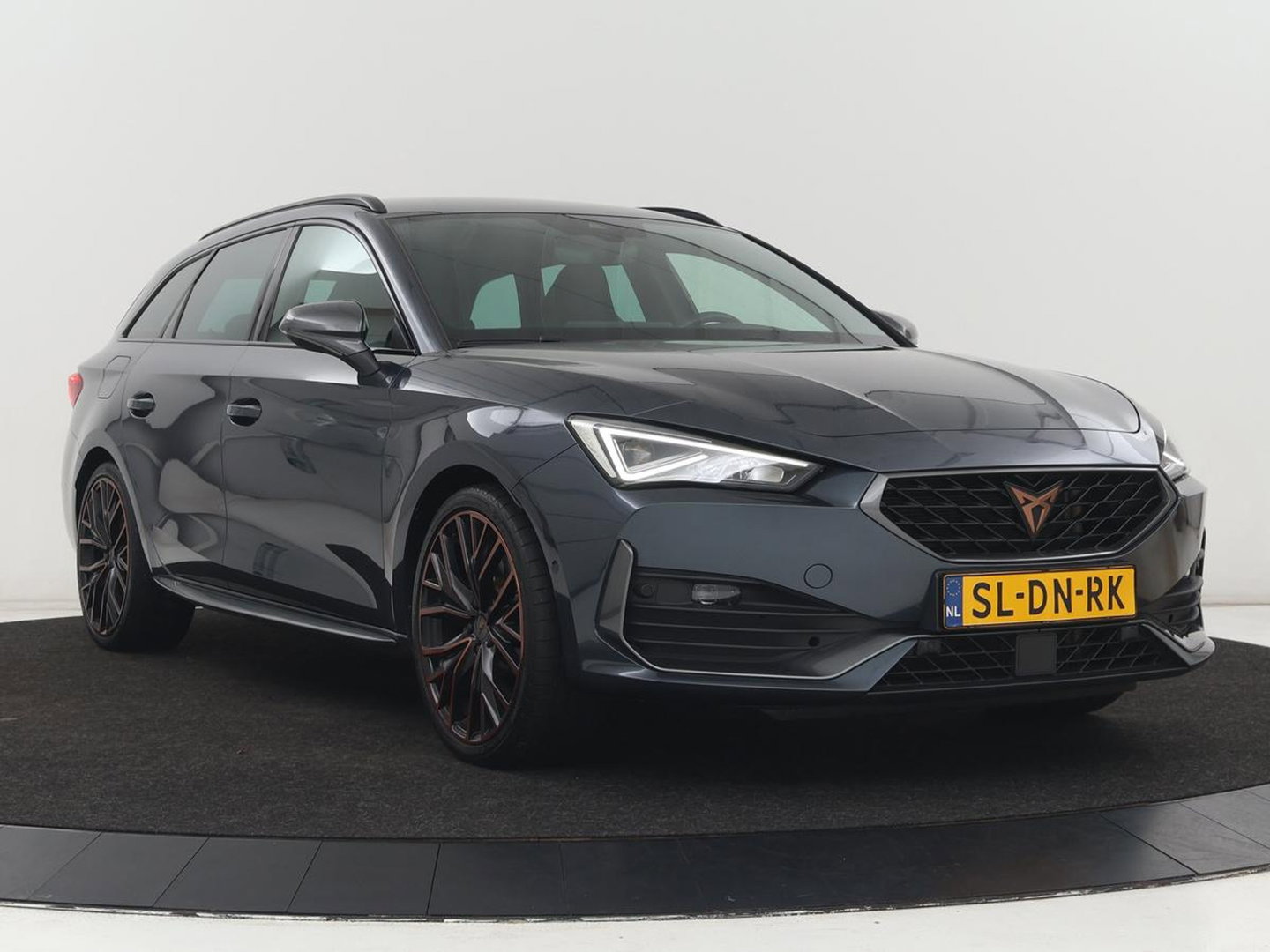 CUPRA Leon 1.4 eHybrid VZ | SOH 93,4% | Stoelverwarming | Trekhaak | Adaptive cruise | Carplay | Navigatie | Sfeerverlichting | Stuurverwarming | 19'' | Parkeerhulp | Climate control | Half leder | Sportstoelen | PHEV | Plug In