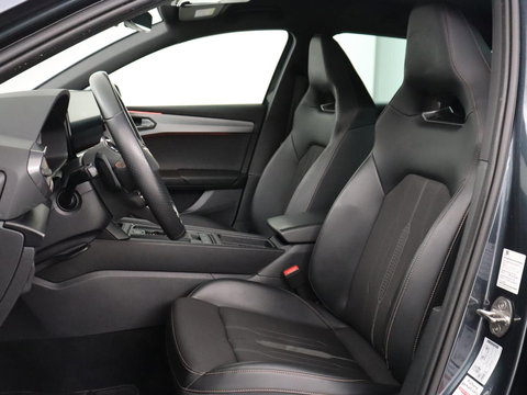 CUPRA Leon 1.4 eHybrid VZ | SOH 93,4% | Stoelverwarming | Trekhaak | Adaptive cruise | Carplay | Navigatie | Sfeerverlichting | Stuurverwarming | 19'' | Parkeerhulp | Climate control | Half leder | Sportstoelen | PHEV | Plug In