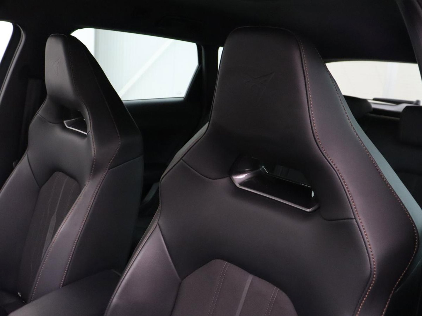 CUPRA Leon 1.4 eHybrid VZ | SOH 93,4% | Stoelverwarming | Trekhaak | Adaptive cruise | Carplay | Navigatie | Sfeerverlichting | Stuurverwarming | 19'' | Parkeerhulp | Climate control | Half leder | Sportstoelen | PHEV | Plug In