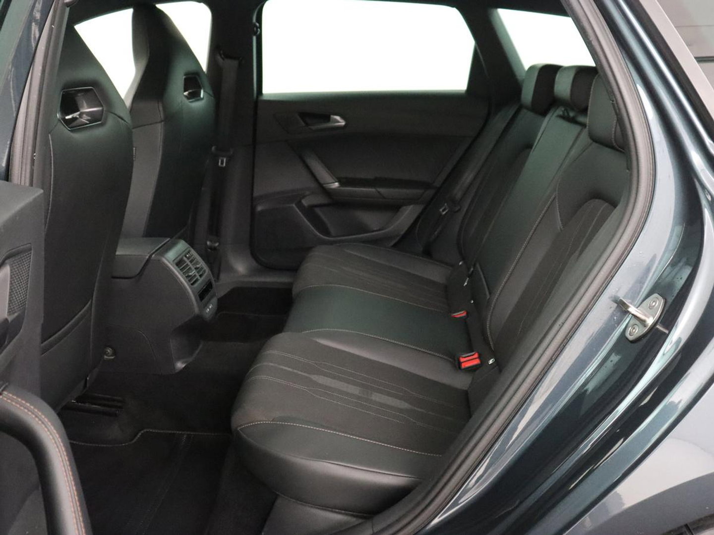 CUPRA Leon 1.4 eHybrid VZ | SOH 93,4% | Stoelverwarming | Trekhaak | Adaptive cruise | Carplay | Navigatie | Sfeerverlichting | Stuurverwarming | 19'' | Parkeerhulp | Climate control | Half leder | Sportstoelen | PHEV | Plug In