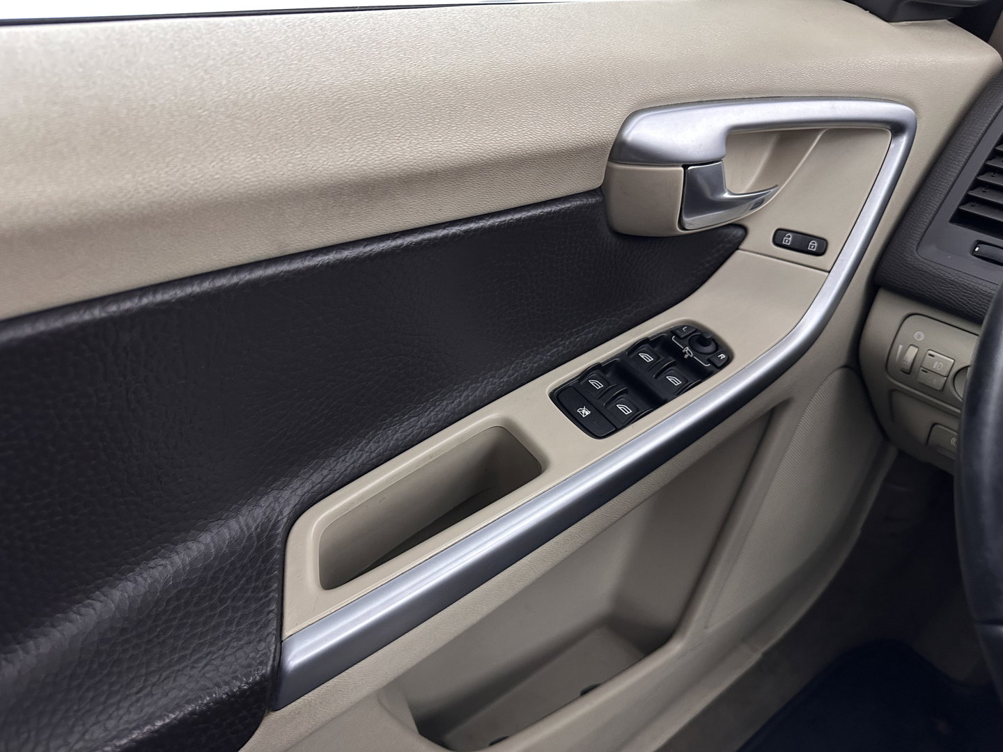 Volvo XC60 2.4 D5 AWD Summum Aut. *PANO | ADAPTIVE-CRUISE | LEATHER | XENON | MEMORY-PACK | BLIS | HEATED-COMFORTSEATS | NAVI-FULLMAP | KEYLESS | PRIVACY-GLASS | ECC | PDC | TOWBAR | 18''ÁLU*