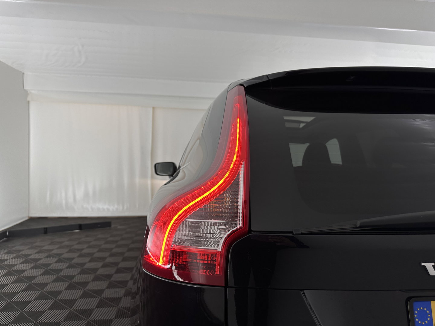 Volvo XC60 2.4 D5 AWD Summum Aut. *PANO | ADAPTIVE-CRUISE | LEATHER | XENON | MEMORY-PACK | BLIS | HEATED-COMFORTSEATS | NAVI-FULLMAP | KEYLESS | PRIVACY-GLASS | ECC | PDC | TOWBAR | 18''ÁLU*