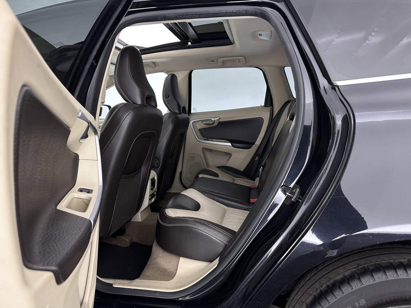 Volvo XC60 2.4 D5 AWD Summum Aut. *PANO | ADAPTIVE-CRUISE | LEATHER | XENON | MEMORY-PACK | BLIS | HEATED-COMFORTSEATS | NAVI-FULLMAP | KEYLESS | PRIVACY-GLASS | ECC | PDC | TOWBAR | 18''ÁLU*