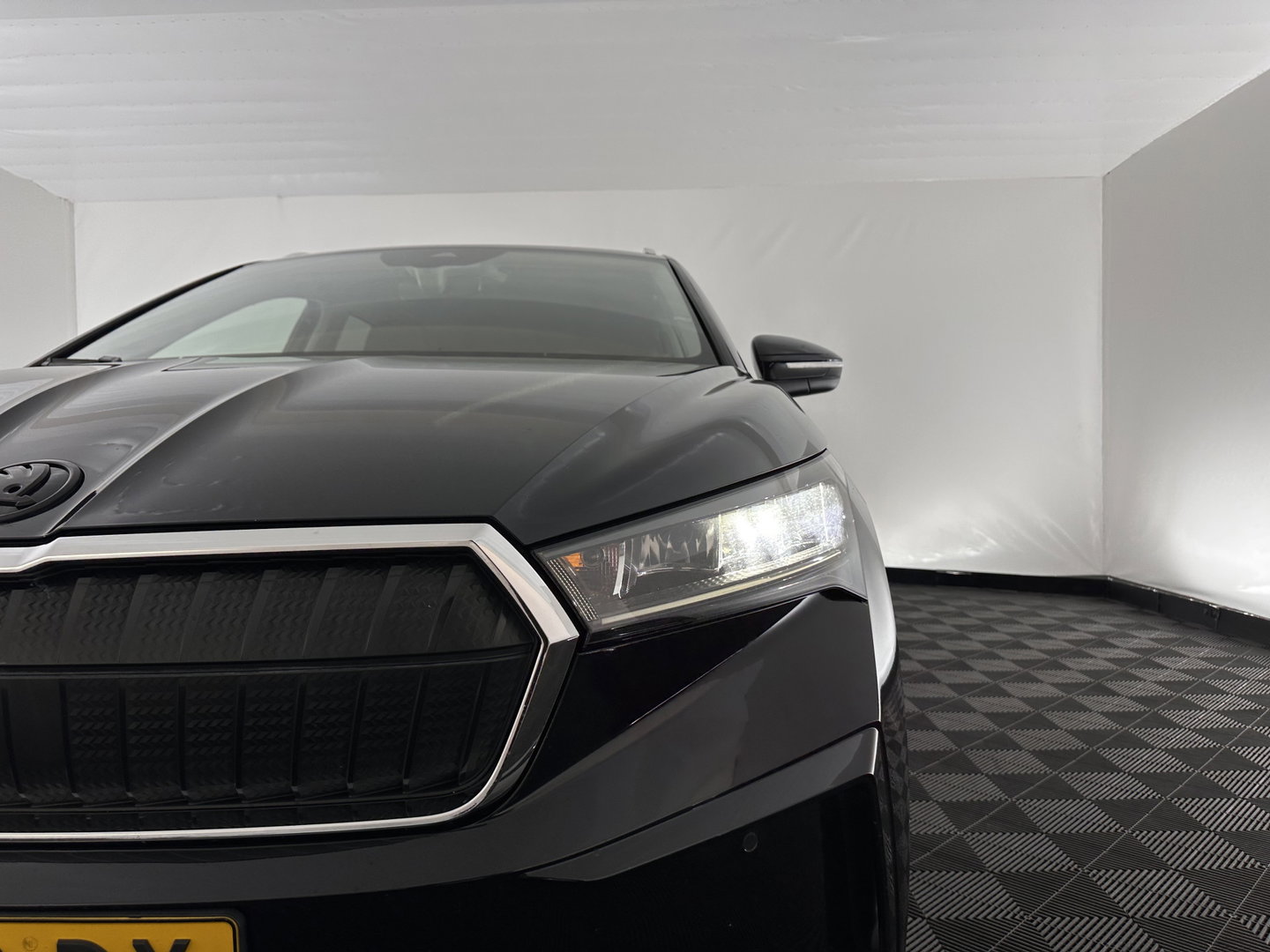 Škoda Enyaq iV 60 [ 3-Fase-11kW ] {SOH-87%} (INCL-BTW) *LEATHER-FABRIC | FULL-LED | ADAPTIVE-CRUISE | BLINDSPOT | DIGI-COCKPIT | CAMERA | KEYLESS | NAVI-FULLMAP | ECC | HEATED-COMFORTSEATS | DAB+ | MEMORY-PACK | PDC | 20"ALU