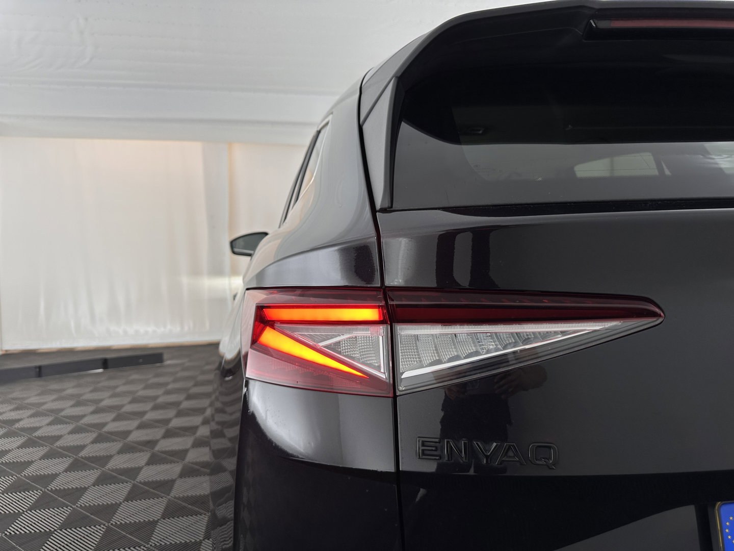 Škoda Enyaq iV 60 [ 3-Fase-11kW ] {SOH-87%} (INCL-BTW) *LEATHER-FABRIC | FULL-LED | ADAPTIVE-CRUISE | BLINDSPOT | DIGI-COCKPIT | CAMERA | KEYLESS | NAVI-FULLMAP | ECC | HEATED-COMFORTSEATS | DAB+ | MEMORY-PACK | PDC | 20"ALU