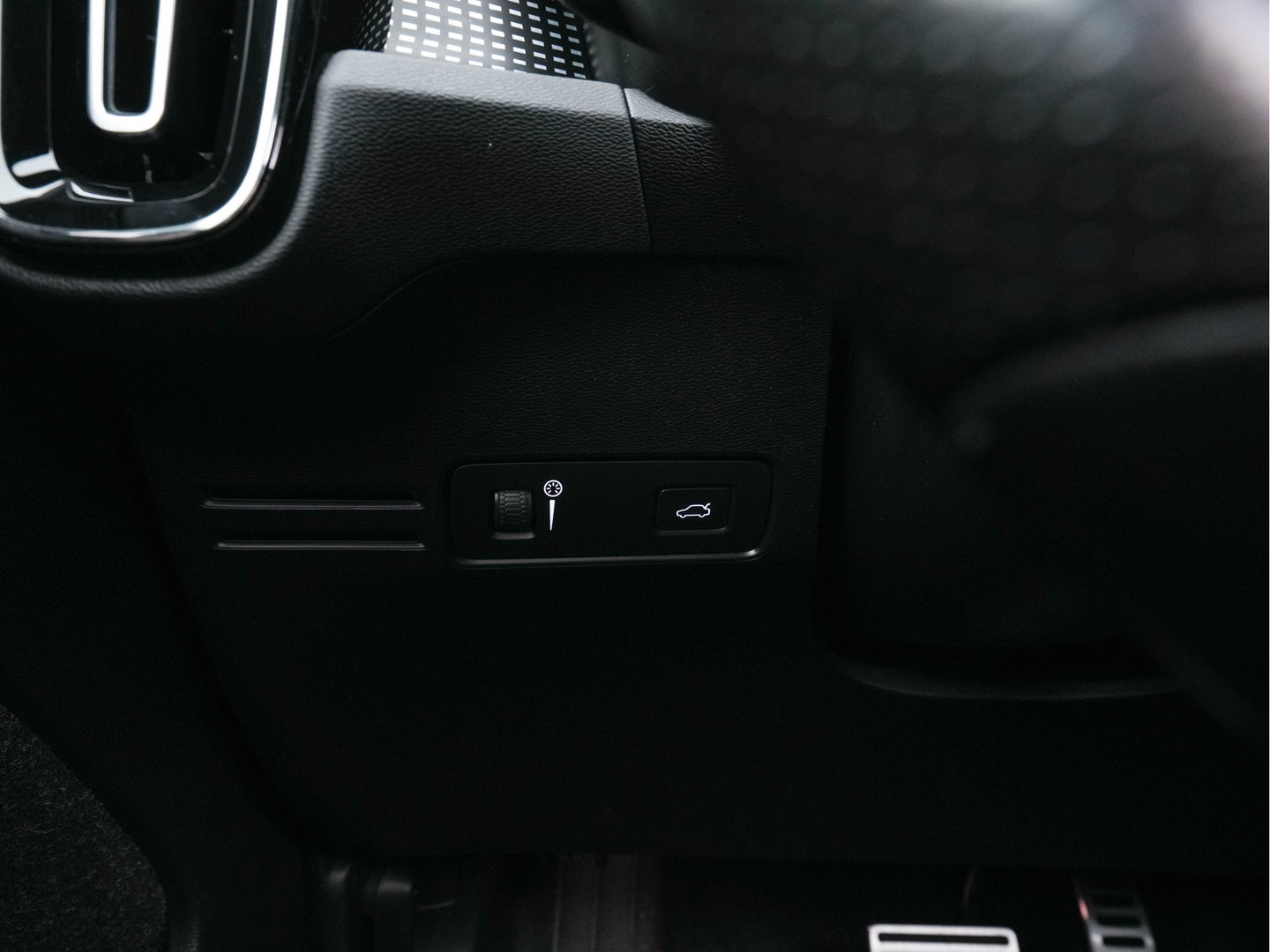 Volvo XC40 Recharge P8 AWD R-Design [ 3-Fase-11kW ] (INCL-BTW) Aut. *HEATPUMP | PANO | LEATHER-ALCANTARA | ADAPTIVE-CRUISE | DIGI-COCKPIT | FULL-LED | CAMERA | NAVI-FULLMAP | ECC | PDC | KEYLESS | HEATED-SPORTSEATS | TOWBAR | 19''ALU*