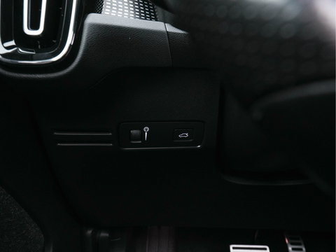 Volvo XC40 Recharge P8 AWD R-Design [ 3-Fase-11kW ] (INCL-BTW) Aut. *HEATPUMP | PANO | LEATHER-ALCANTARA | ADAPTIVE-CRUISE | DIGI-COCKPIT | FULL-LED | CAMERA | NAVI-FULLMAP | ECC | PDC | KEYLESS | HEATED-SPORTSEATS | TOWBAR | 19''ALU*