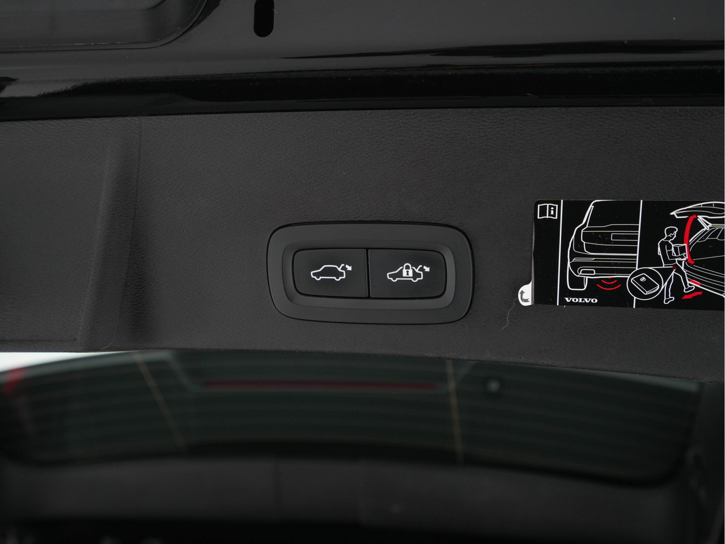 Volvo XC40 Recharge P8 AWD R-Design [ 3-Fase-11kW ] (INCL-BTW) Aut. *HEATPUMP | PANO | LEATHER-ALCANTARA | ADAPTIVE-CRUISE | DIGI-COCKPIT | FULL-LED | CAMERA | NAVI-FULLMAP | ECC | PDC | KEYLESS | HEATED-SPORTSEATS | TOWBAR | 19''ALU*