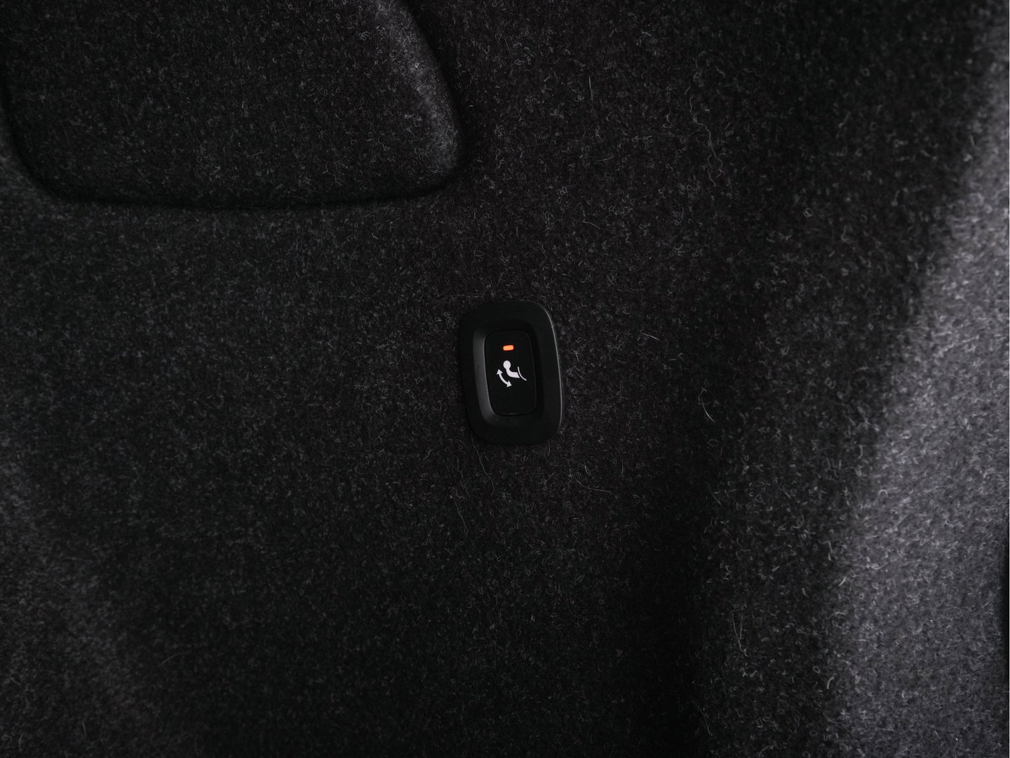 Volvo XC40 Recharge P8 AWD R-Design [ 3-Fase-11kW ] (INCL-BTW) Aut. *HEATPUMP | PANO | LEATHER-ALCANTARA | ADAPTIVE-CRUISE | DIGI-COCKPIT | FULL-LED | CAMERA | NAVI-FULLMAP | ECC | PDC | KEYLESS | HEATED-SPORTSEATS | TOWBAR | 19''ALU*