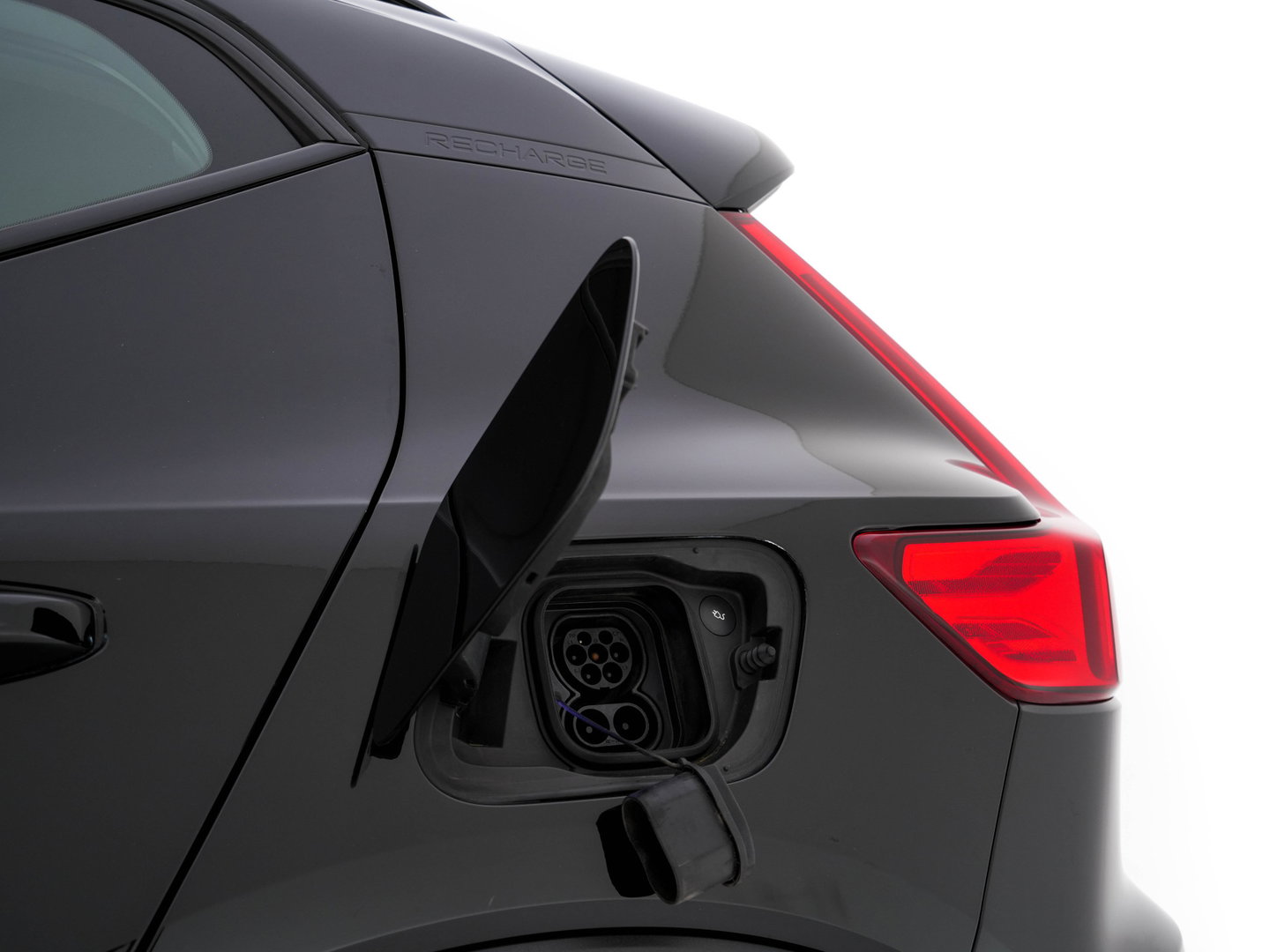 Volvo XC40 Recharge P8 AWD R-Design [ 3-Fase-11kW ] (INCL-BTW) Aut. *HEATPUMP | PANO | LEATHER-ALCANTARA | ADAPTIVE-CRUISE | DIGI-COCKPIT | FULL-LED | CAMERA | NAVI-FULLMAP | ECC | PDC | KEYLESS | HEATED-SPORTSEATS | TOWBAR | 19''ALU*