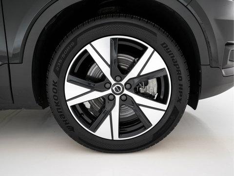 Volvo XC40 Recharge P8 AWD R-Design [ 3-Fase-11kW ] (INCL-BTW) Aut. *HEATPUMP | PANO | LEATHER-ALCANTARA | ADAPTIVE-CRUISE | DIGI-COCKPIT | FULL-LED | CAMERA | NAVI-FULLMAP | ECC | PDC | KEYLESS | HEATED-SPORTSEATS | TOWBAR | 19''ALU*