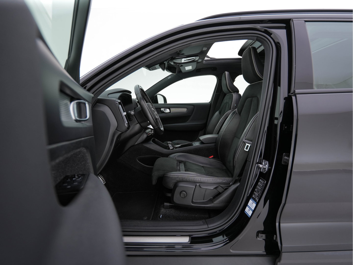 Volvo XC40 Recharge P8 AWD R-Design [ 3-Fase-11kW ] (INCL-BTW) Aut. *HEATPUMP | PANO | LEATHER-ALCANTARA | ADAPTIVE-CRUISE | DIGI-COCKPIT | FULL-LED | CAMERA | NAVI-FULLMAP | ECC | PDC | KEYLESS | HEATED-SPORTSEATS | TOWBAR | 19''ALU*