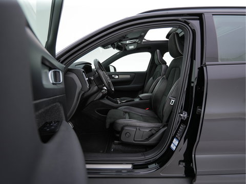 Volvo XC40 Recharge P8 AWD R-Design [ 3-Fase-11kW ] (INCL-BTW) Aut. *HEATPUMP | PANO | LEATHER-ALCANTARA | ADAPTIVE-CRUISE | DIGI-COCKPIT | FULL-LED | CAMERA | NAVI-FULLMAP | ECC | PDC | KEYLESS | HEATED-SPORTSEATS | TOWBAR | 19''ALU*