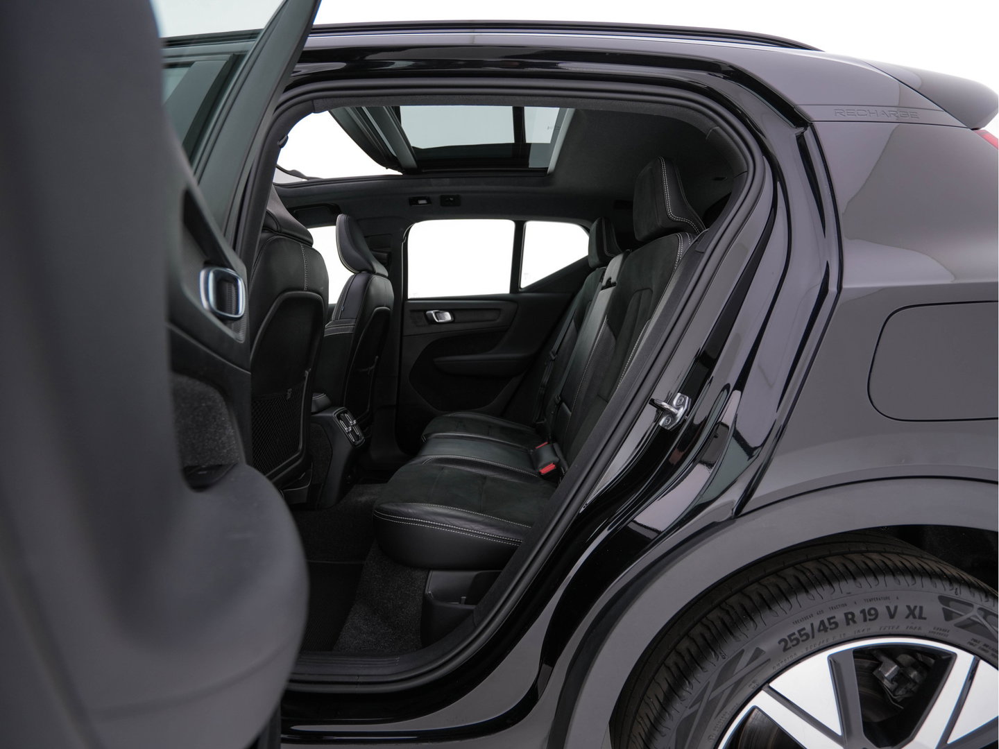 Volvo XC40 Recharge P8 AWD R-Design [ 3-Fase-11kW ] (INCL-BTW) Aut. *HEATPUMP | PANO | LEATHER-ALCANTARA | ADAPTIVE-CRUISE | DIGI-COCKPIT | FULL-LED | CAMERA | NAVI-FULLMAP | ECC | PDC | KEYLESS | HEATED-SPORTSEATS | TOWBAR | 19''ALU*