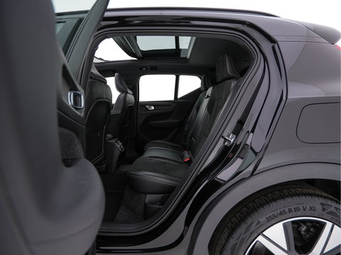 Volvo XC40 Recharge P8 AWD R-Design [ 3-Fase-11kW ] (INCL-BTW) Aut. *HEATPUMP | PANO | LEATHER-ALCANTARA | ADAPTIVE-CRUISE | DIGI-COCKPIT | FULL-LED | CAMERA | NAVI-FULLMAP | ECC | PDC | KEYLESS | HEATED-SPORTSEATS | TOWBAR | 19''ALU*