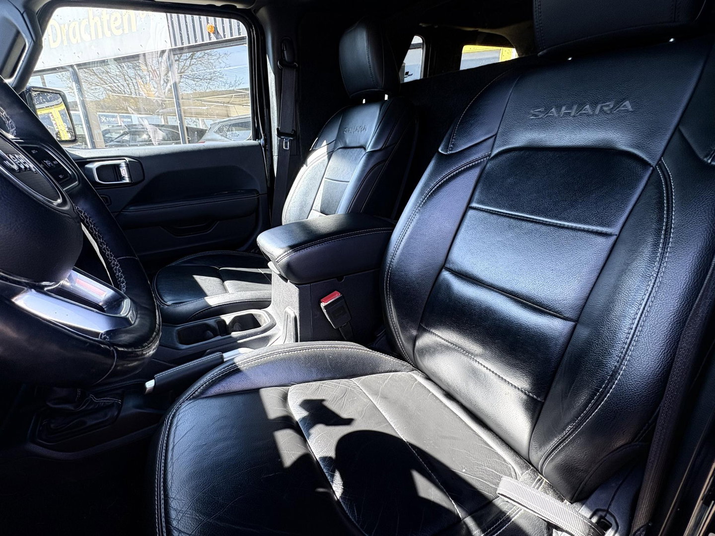 Jeep Wrangler 2.2D Sahara | GRIJS KENTEKEN | 4x4 | VOL OPTIES | TARGA DAK | DAKREK | LED