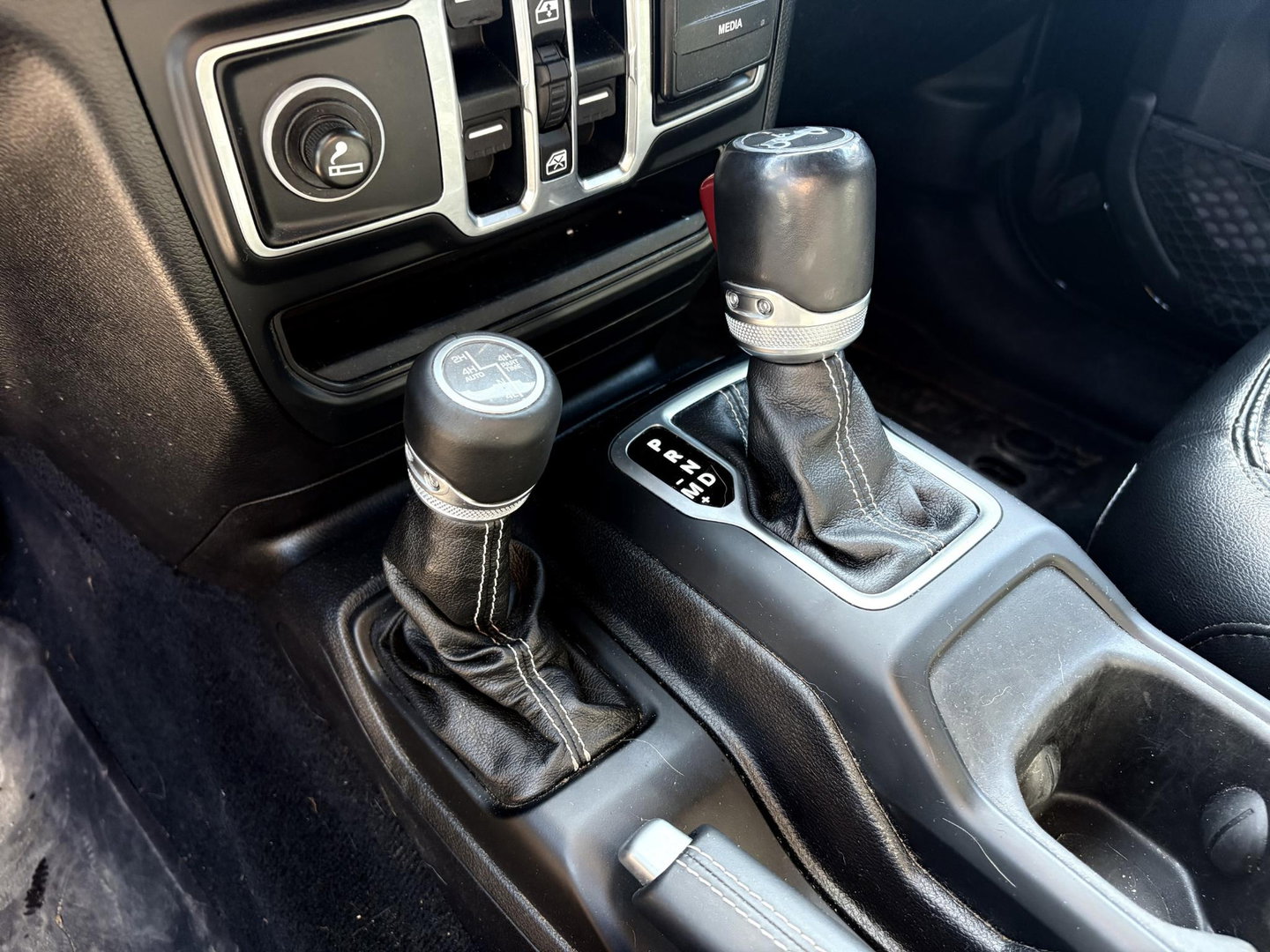 Jeep Wrangler 2.2D Sahara | GRIJS KENTEKEN | 4x4 | VOL OPTIES | TARGA DAK | DAKREK | LED