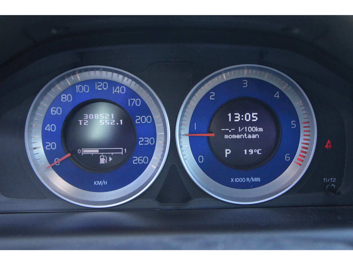 Volvo XC60 5 Cilinder R-Design | Trekhaak | Perfect onderhouden | Panoramadak | Stoelverwarming | Elektrische stoelen |