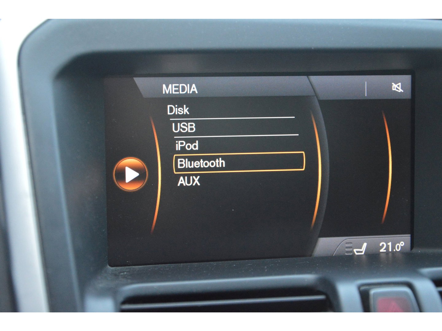 Volvo XC60 5 Cilinder R-Design | Trekhaak | Perfect onderhouden | Panoramadak | Stoelverwarming | Elektrische stoelen |