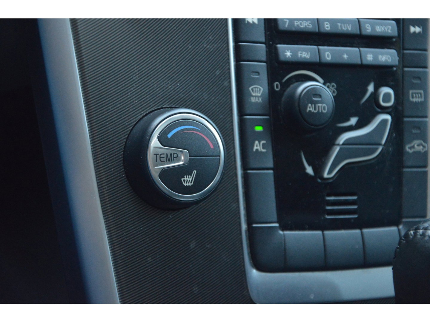 Volvo XC60 5 Cilinder R-Design | Trekhaak | Perfect onderhouden | Panoramadak | Stoelverwarming | Elektrische stoelen |