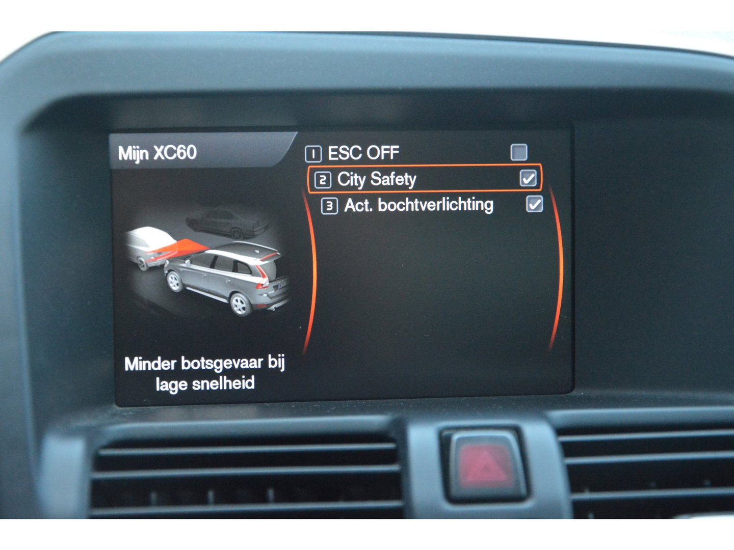 Volvo XC60 5 Cilinder R-Design | Trekhaak | Perfect onderhouden | Panoramadak | Stoelverwarming | Elektrische stoelen |