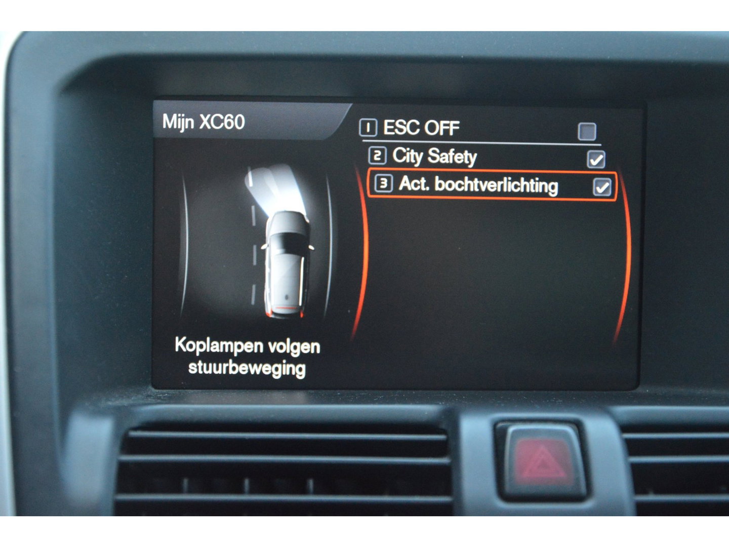 Volvo XC60 5 Cilinder R-Design | Trekhaak | Perfect onderhouden | Panoramadak | Stoelverwarming | Elektrische stoelen |
