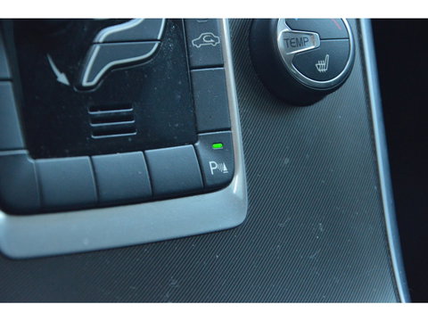 Volvo XC60 5 Cilinder R-Design | Trekhaak | Perfect onderhouden | Panoramadak | Stoelverwarming | Elektrische stoelen |