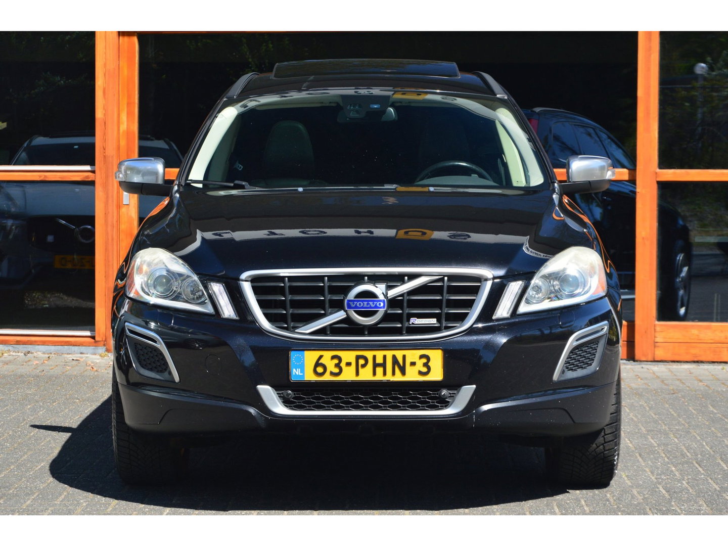 Volvo XC60 5 Cilinder R-Design | Trekhaak | Perfect onderhouden | Panoramadak | Stoelverwarming | Elektrische stoelen |