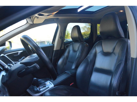 Volvo XC60 5 Cilinder R-Design | Trekhaak | Perfect onderhouden | Panoramadak | Stoelverwarming | Elektrische stoelen |