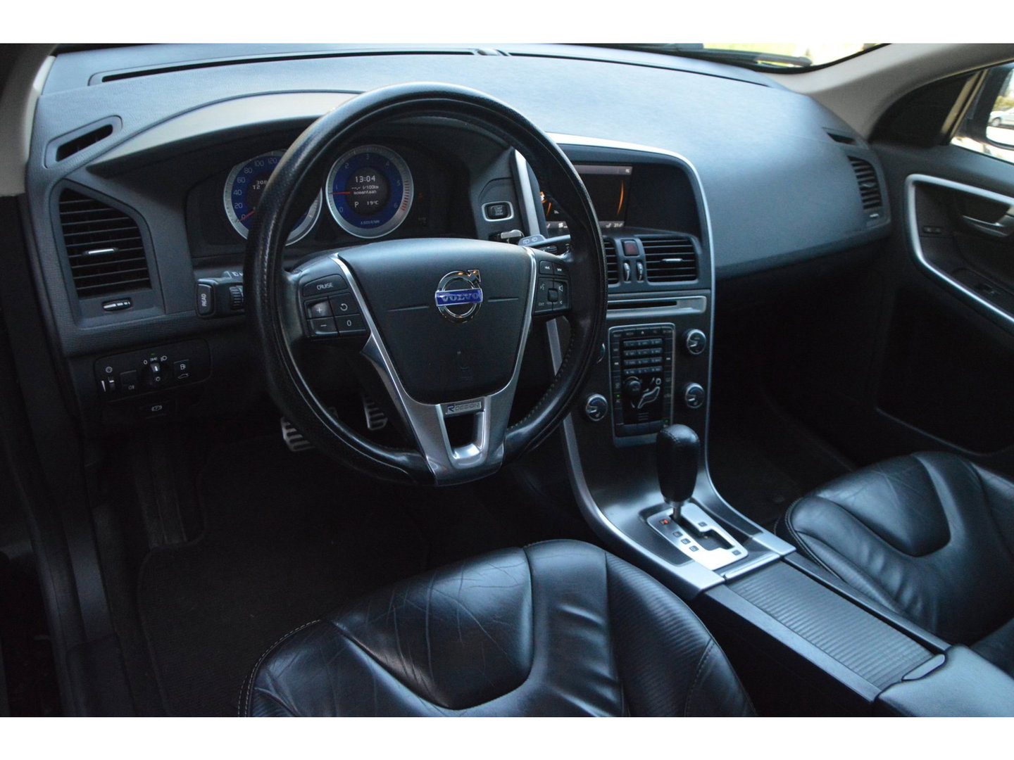 Volvo XC60 5 Cilinder R-Design | Trekhaak | Perfect onderhouden | Panoramadak | Stoelverwarming | Elektrische stoelen |