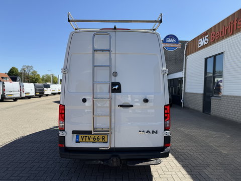 MAN TGE 35 2.0 140pk Standaard automaat L2H2 Hoog / vaste prijs rijklaar € 24.950 ex btw / lease vanaf € 407 / airco / cruise / navi / camera / euro 6 / bpm vrij / imperial + trap / trekhaak !