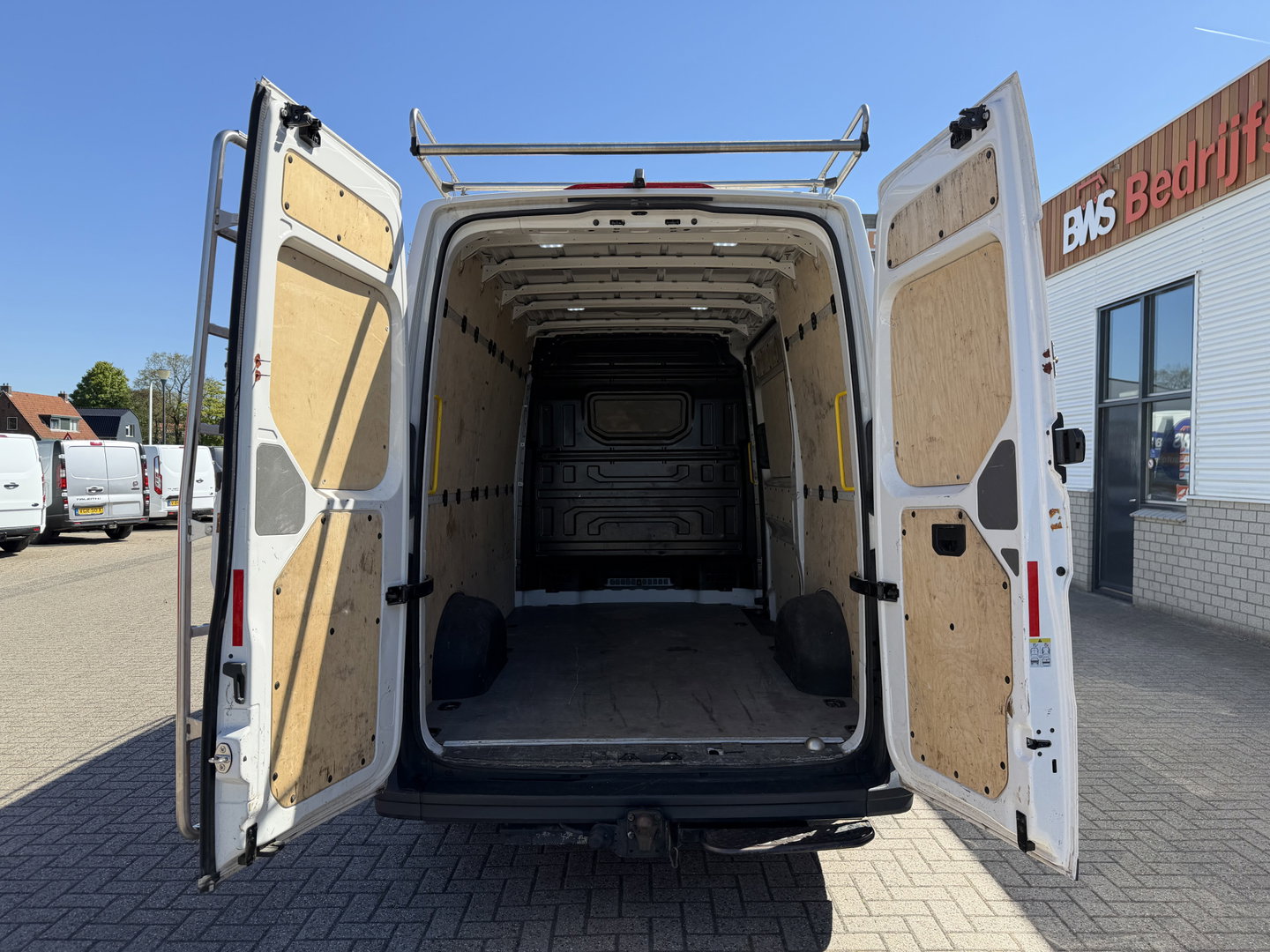 MAN TGE 35 2.0 140pk Standaard automaat L2H2 Hoog / vaste prijs rijklaar € 24.950 ex btw / lease vanaf € 407 / airco / cruise / navi / camera / euro 6 / bpm vrij / imperial + trap / trekhaak !