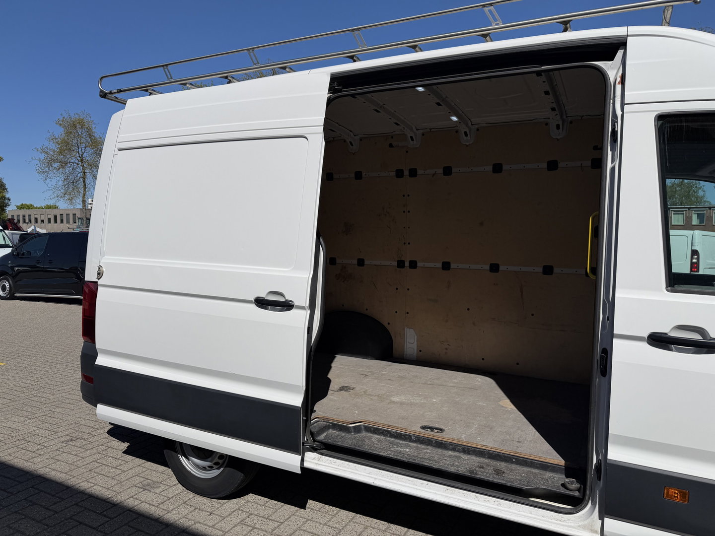 MAN TGE 35 2.0 140pk Standaard automaat L2H2 Hoog / vaste prijs rijklaar € 24.950 ex btw / lease vanaf € 407 / airco / cruise / navi / camera / euro 6 / bpm vrij / imperial + trap / trekhaak !