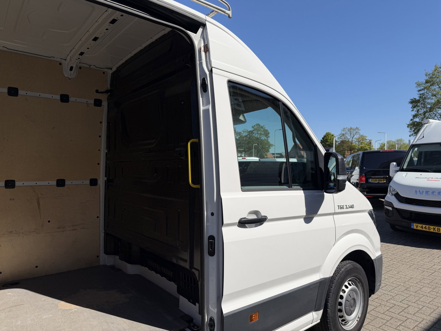 MAN TGE 35 2.0 140pk Standaard automaat L2H2 Hoog / vaste prijs rijklaar € 24.950 ex btw / lease vanaf € 407 / airco / cruise / navi / camera / euro 6 / bpm vrij / imperial + trap / trekhaak !