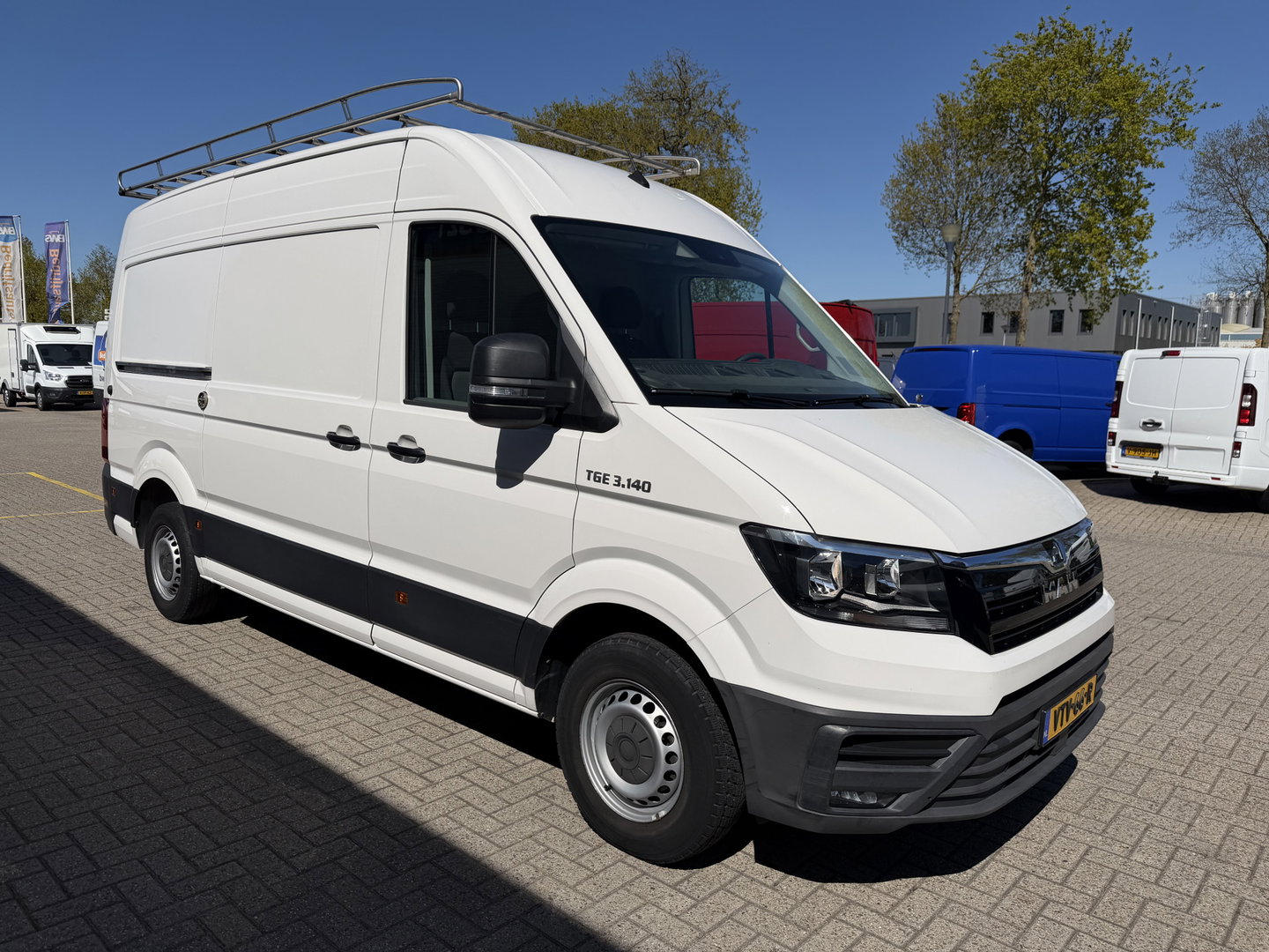 MAN TGE 35 2.0 140pk Standaard automaat L2H2 Hoog / vaste prijs rijklaar € 24.950 ex btw / lease vanaf € 407 / airco / cruise / navi / camera / euro 6 / bpm vrij / imperial + trap / trekhaak !