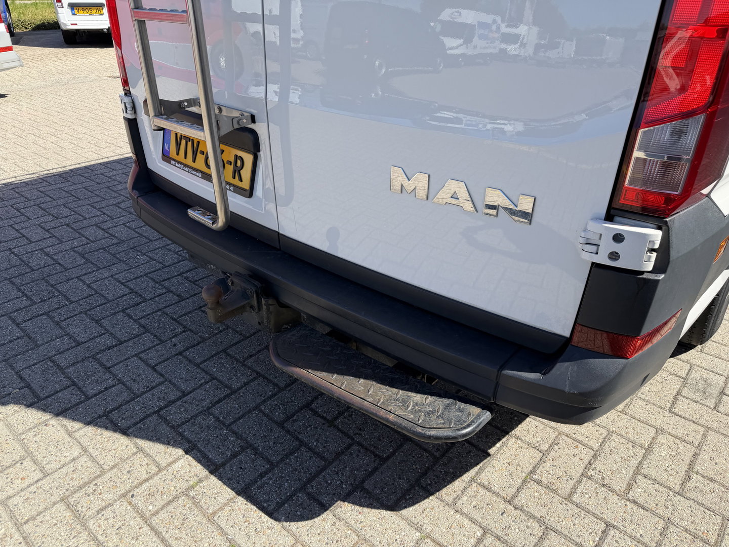 MAN TGE 35 2.0 140pk Standaard automaat L2H2 Hoog / vaste prijs rijklaar € 24.950 ex btw / lease vanaf € 407 / airco / cruise / navi / camera / euro 6 / bpm vrij / imperial + trap / trekhaak !