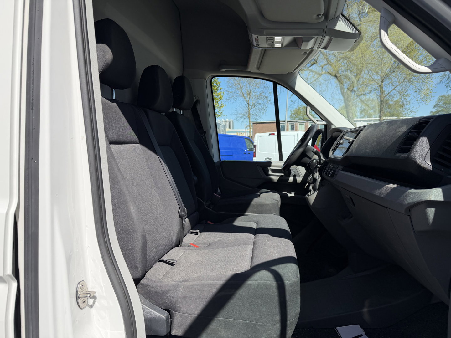 MAN TGE 35 2.0 140pk Standaard automaat L2H2 Hoog / vaste prijs rijklaar € 24.950 ex btw / lease vanaf € 407 / airco / cruise / navi / camera / euro 6 / bpm vrij / imperial + trap / trekhaak !