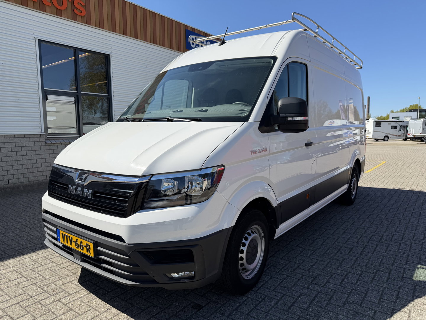 MAN TGE 35 2.0 140pk Standaard automaat L2H2 Hoog / vaste prijs rijklaar € 24.950 ex btw / lease vanaf € 407 / airco / cruise / navi / camera / euro 6 / bpm vrij / imperial + trap / trekhaak !