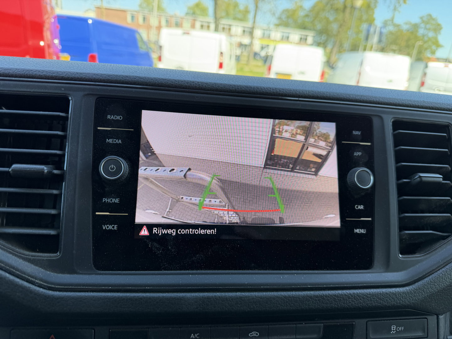 MAN TGE 35 2.0 140pk Standaard automaat L2H2 Hoog / vaste prijs rijklaar € 24.950 ex btw / lease vanaf € 407 / airco / cruise / navi / camera / euro 6 / bpm vrij / imperial + trap / trekhaak !