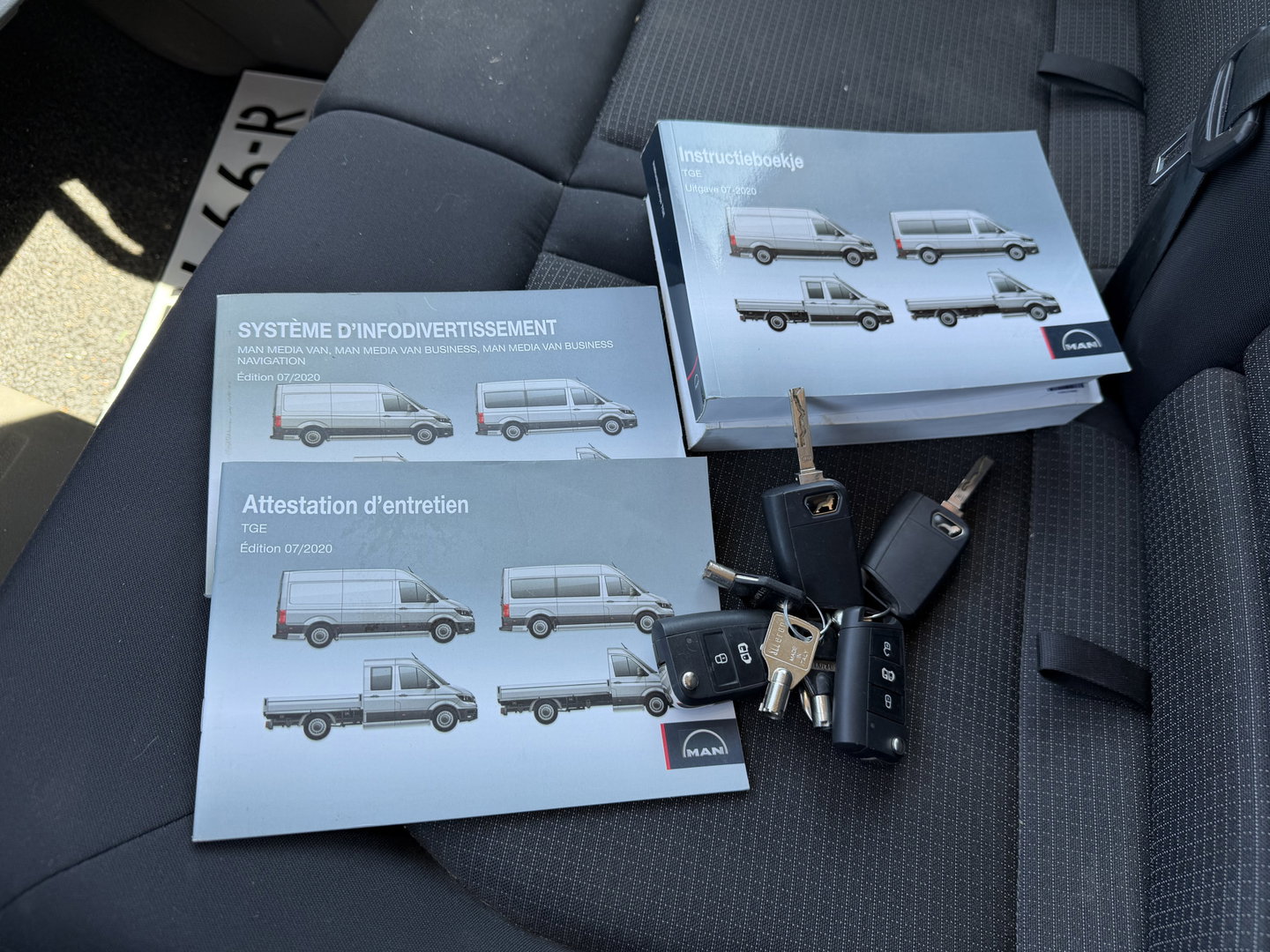 MAN TGE 35 2.0 140pk Standaard automaat L2H2 Hoog / vaste prijs rijklaar € 24.950 ex btw / lease vanaf € 407 / airco / cruise / navi / camera / euro 6 / bpm vrij / imperial + trap / trekhaak !