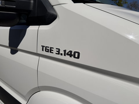 MAN TGE 35 2.0 140pk Standaard automaat L2H2 Hoog / vaste prijs rijklaar € 24.950 ex btw / lease vanaf € 407 / airco / cruise / navi / camera / euro 6 / bpm vrij / imperial + trap / trekhaak !