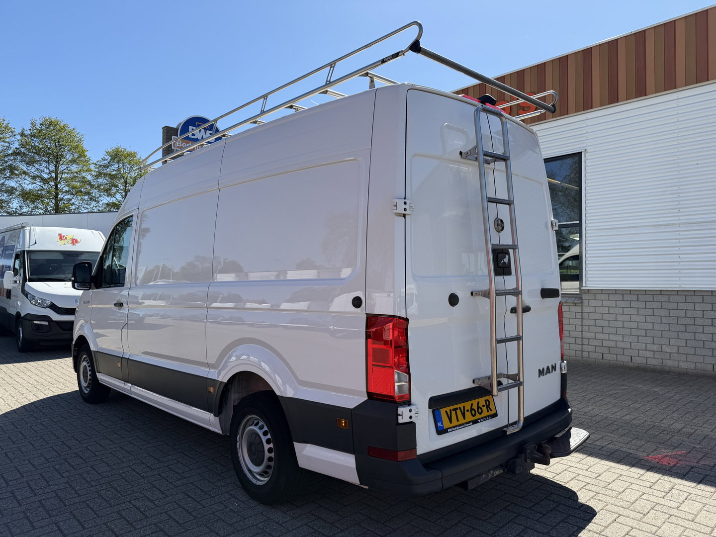 MAN TGE 35 2.0 140pk Standaard automaat L2H2 Hoog / vaste prijs rijklaar € 24.950 ex btw / lease vanaf € 407 / airco / cruise / navi / camera / euro 6 / bpm vrij / imperial + trap / trekhaak !