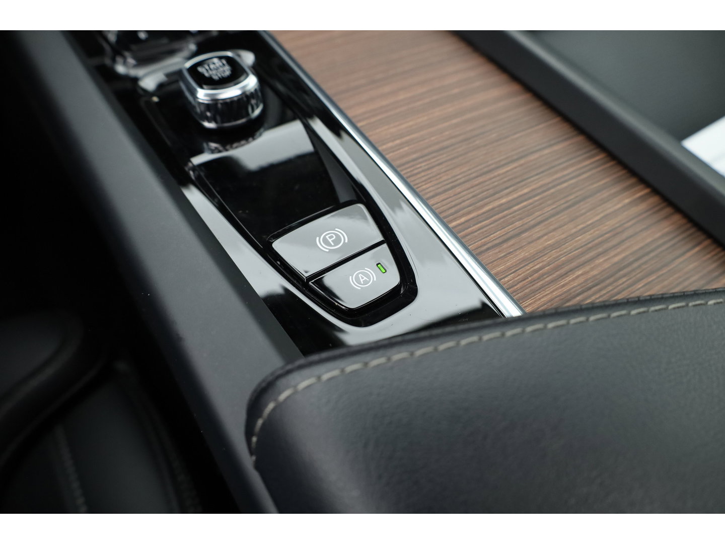 Volvo XC60 2.0 T8 Plug-in hybrid AWD Ultimate Bright |SOH 98.5% | Pano | H&K Audio | Stoel-Stuurverw. | Stoelventilatie | 360cam | Memory Seats | Head-Up