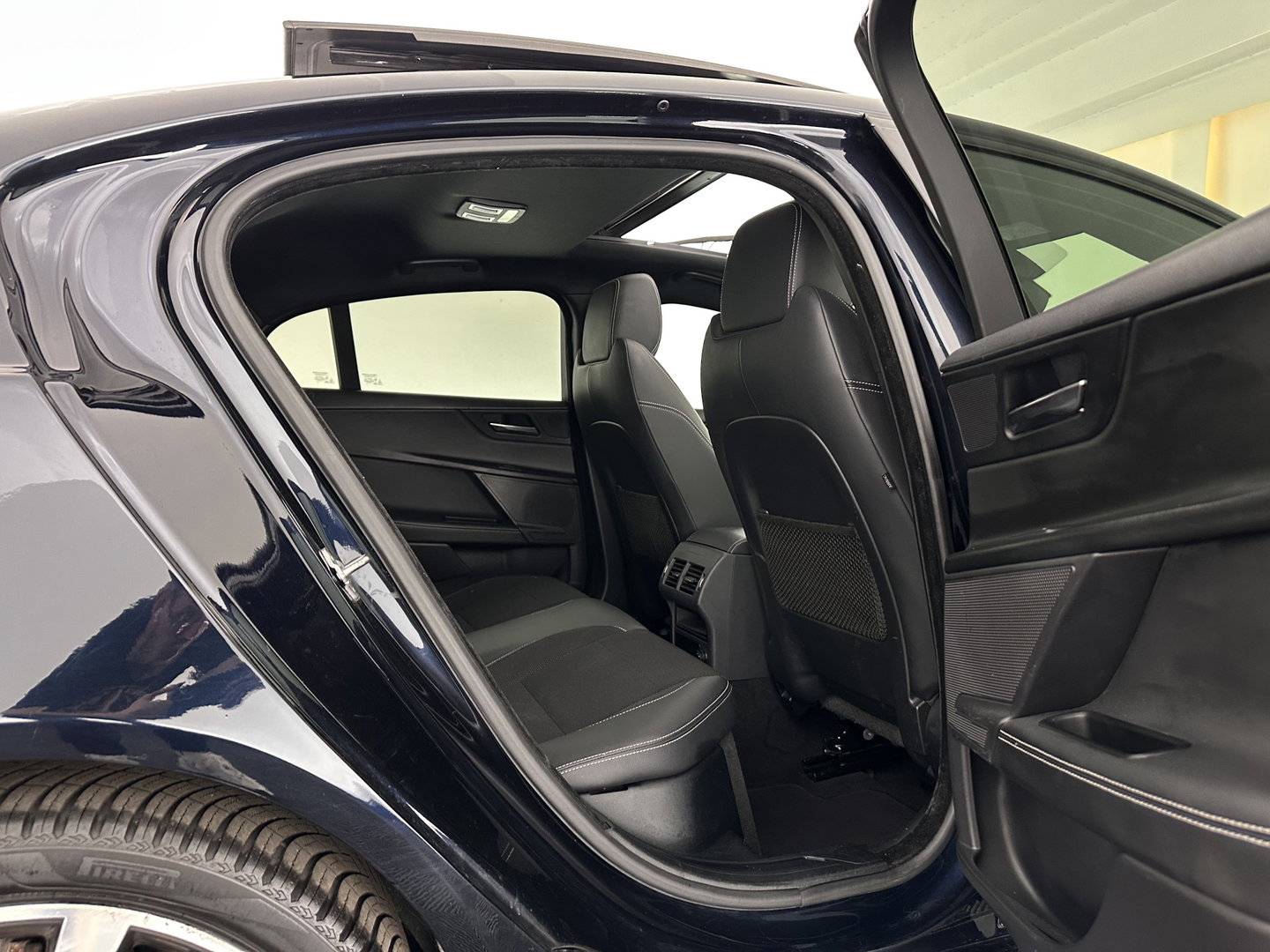 Jaguar XE 2.0 D Portfolio R-Sport Aut. *PANO | ADAPTIVE-CRUISE | LEATHER-FABRIC | XENON | MERIDIAN-SOUND | HEATED-SPORTSEATS | NAVI-FULLMAP | KEYLESS | SHIFT-PADDLES | 19''ALU*