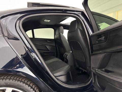 Jaguar XE 2.0 D Portfolio R-Sport Aut. *PANO | ADAPTIVE-CRUISE | LEATHER-FABRIC | XENON | MERIDIAN-SOUND | HEATED-SPORTSEATS | NAVI-FULLMAP | KEYLESS | SHIFT-PADDLES | 19''ALU*