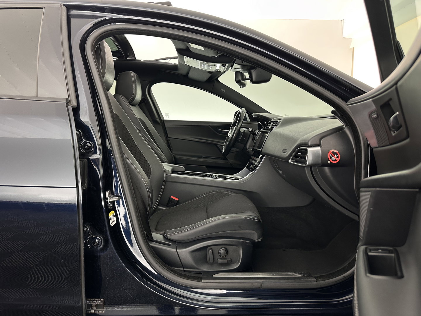 Jaguar XE 2.0 D Portfolio R-Sport Aut. *PANO | ADAPTIVE-CRUISE | LEATHER-FABRIC | XENON | MERIDIAN-SOUND | HEATED-SPORTSEATS | NAVI-FULLMAP | KEYLESS | SHIFT-PADDLES | 19''ALU*