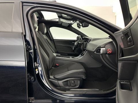 Jaguar XE 2.0 D Portfolio R-Sport Aut. *PANO | ADAPTIVE-CRUISE | LEATHER-FABRIC | XENON | MERIDIAN-SOUND | HEATED-SPORTSEATS | NAVI-FULLMAP | KEYLESS | SHIFT-PADDLES | 19''ALU*