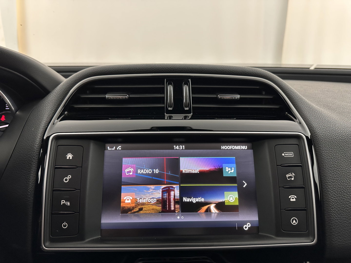 Jaguar XE 2.0 D Portfolio R-Sport Aut. *PANO | ADAPTIVE-CRUISE | LEATHER-FABRIC | XENON | MERIDIAN-SOUND | HEATED-SPORTSEATS | NAVI-FULLMAP | KEYLESS | SHIFT-PADDLES | 19''ALU*